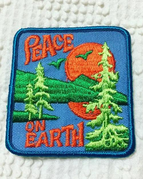 PEACE ON EARTH PATCH Retro 70’ EARTH PATCH Retro 70’, ready for your collection. Great for the nature lover. Item measures approximately 3 x 3 inches