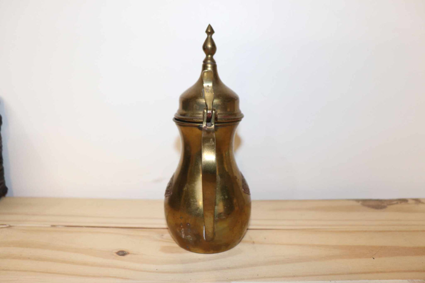 DALLAH Brass Coffee Pot, handmade of Arabic Middle Eastern origin, vintage antique item. This measures approximately 8 inches high by 6 1/2 inches from spout edge