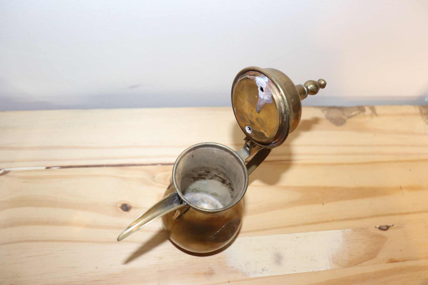 DALLAH Brass Coffee Pot, handmade of Arabic Middle Eastern origin, vintage antique item. This measures approximately 8 inches high by 6 1/2 inches from spout edge