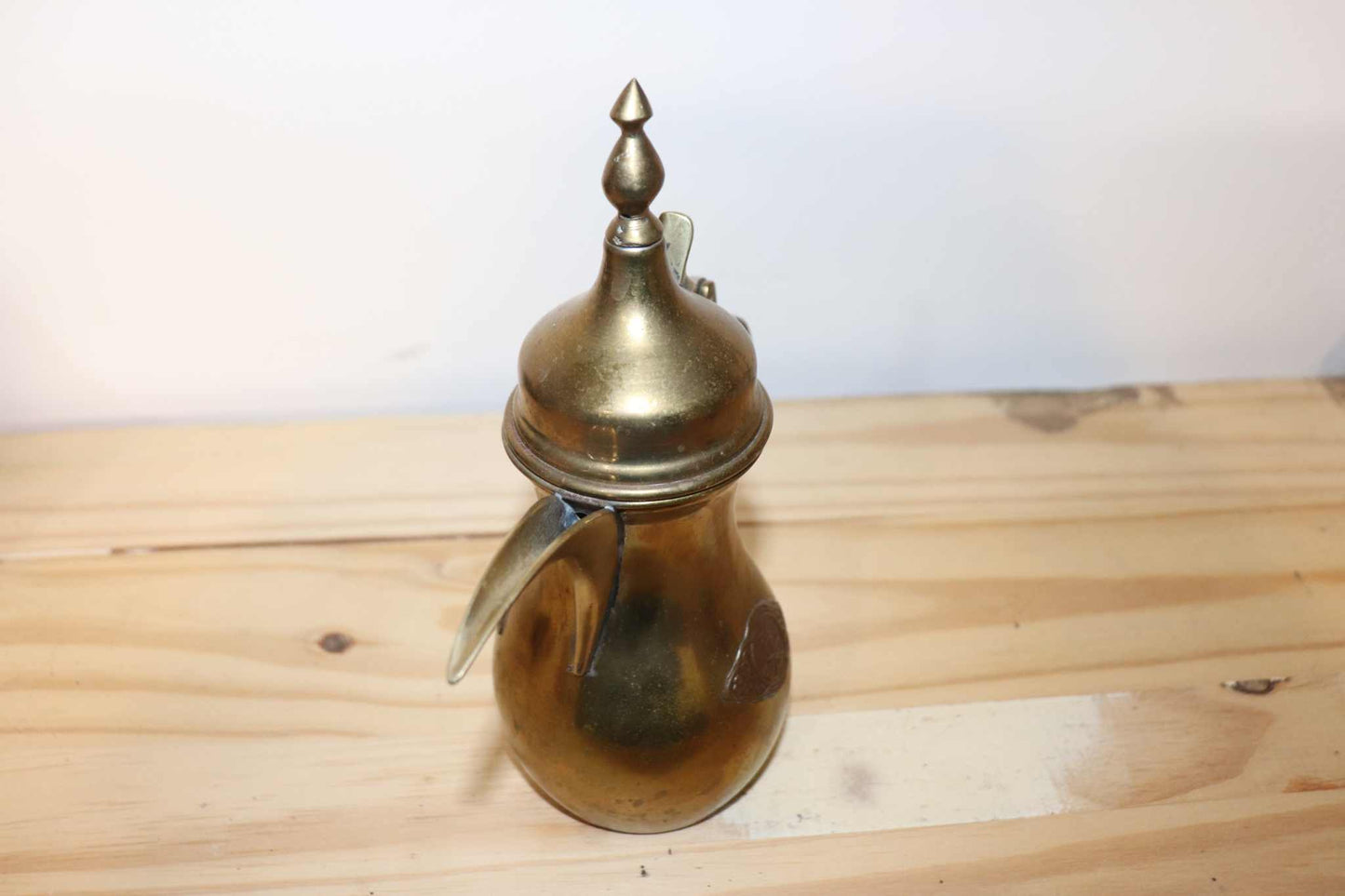 DALLAH Brass Coffee Pot, handmade of Arabic Middle Eastern origin, vintage antique item. This measures approximately 8 inches high by 6 1/2 inches from spout edge