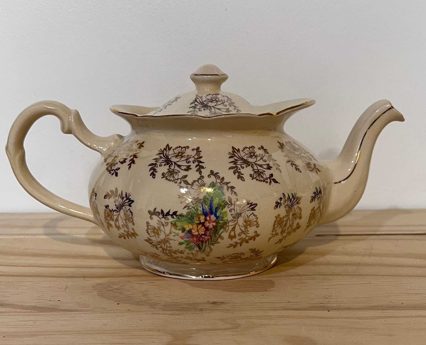 Price Bros Hamilton Tea Pot Made In England, stamped #904 and in great vintage condition Gorgeous ceramic with gold trim