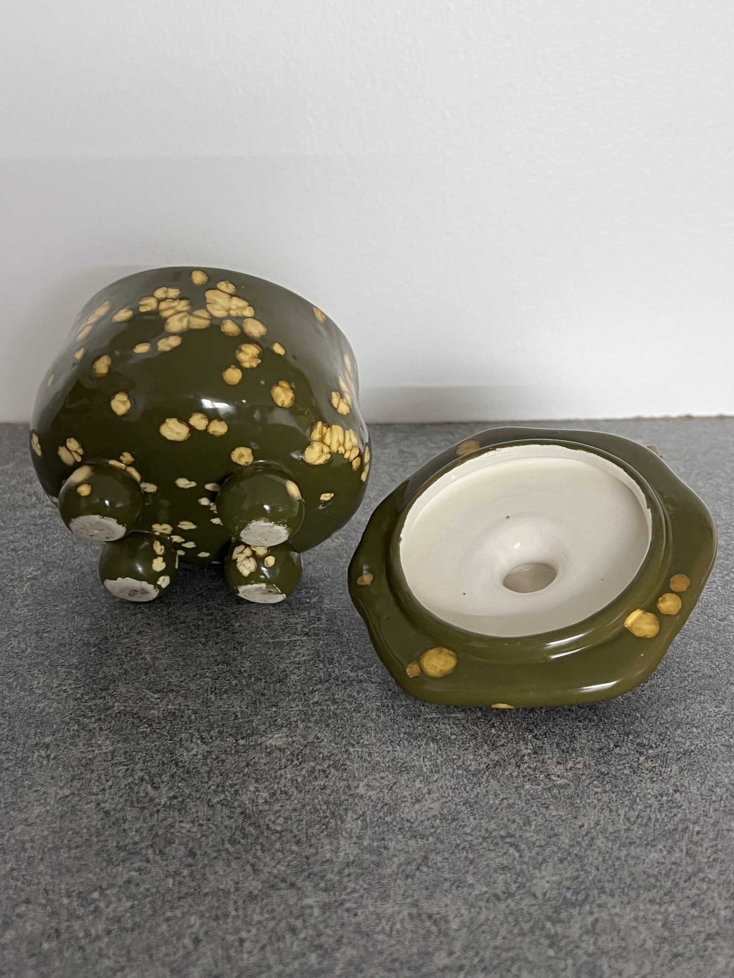 Adorable Ceramic Pottery Dish with Lid, button top handle and three round legs. This is a great unique one of a kind item in excellent vintage condition.