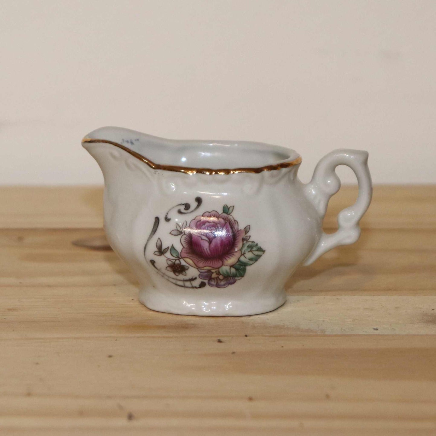 Federal Syracuse China Victoria Rose Creamer Unique Vintage Exc. This is a Federal Syracuse China Victoria Rose creamer, produced between 1949-1970