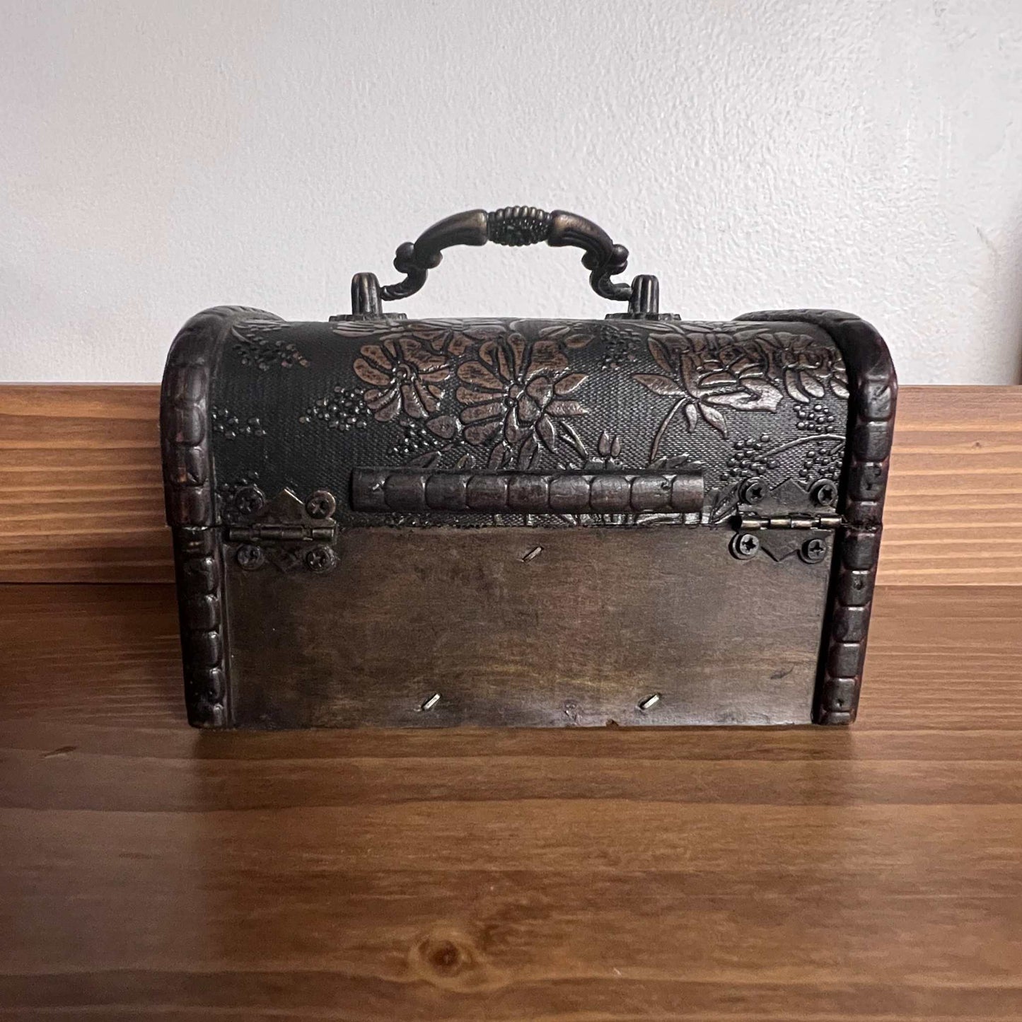Wooden Trunk Chest Latch Closure Hinged Top Antique Style Ornate EXC