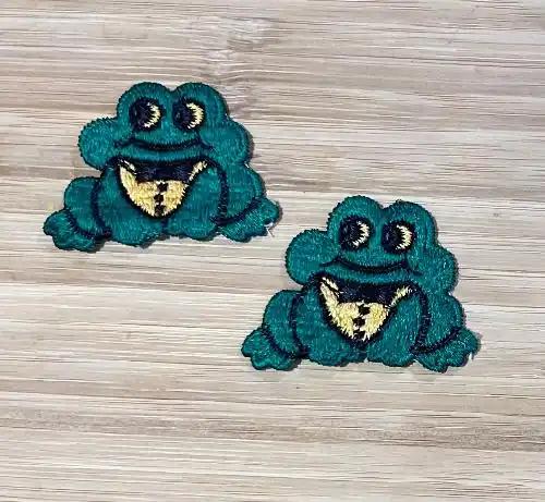 Cute Frog Pair Die Cut Vintage Patches Animals Excellent Stitching N.O.S. Item measures approximately 2 inches x 2 inches, detailed stitching