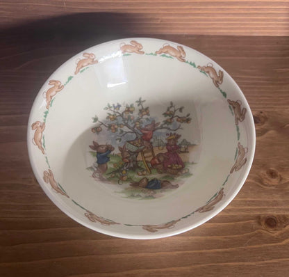 Royal Doulton Bunnykins Bowl Adorable Bunnykins collection, great addition, Made In England, vintage and in excellent condition