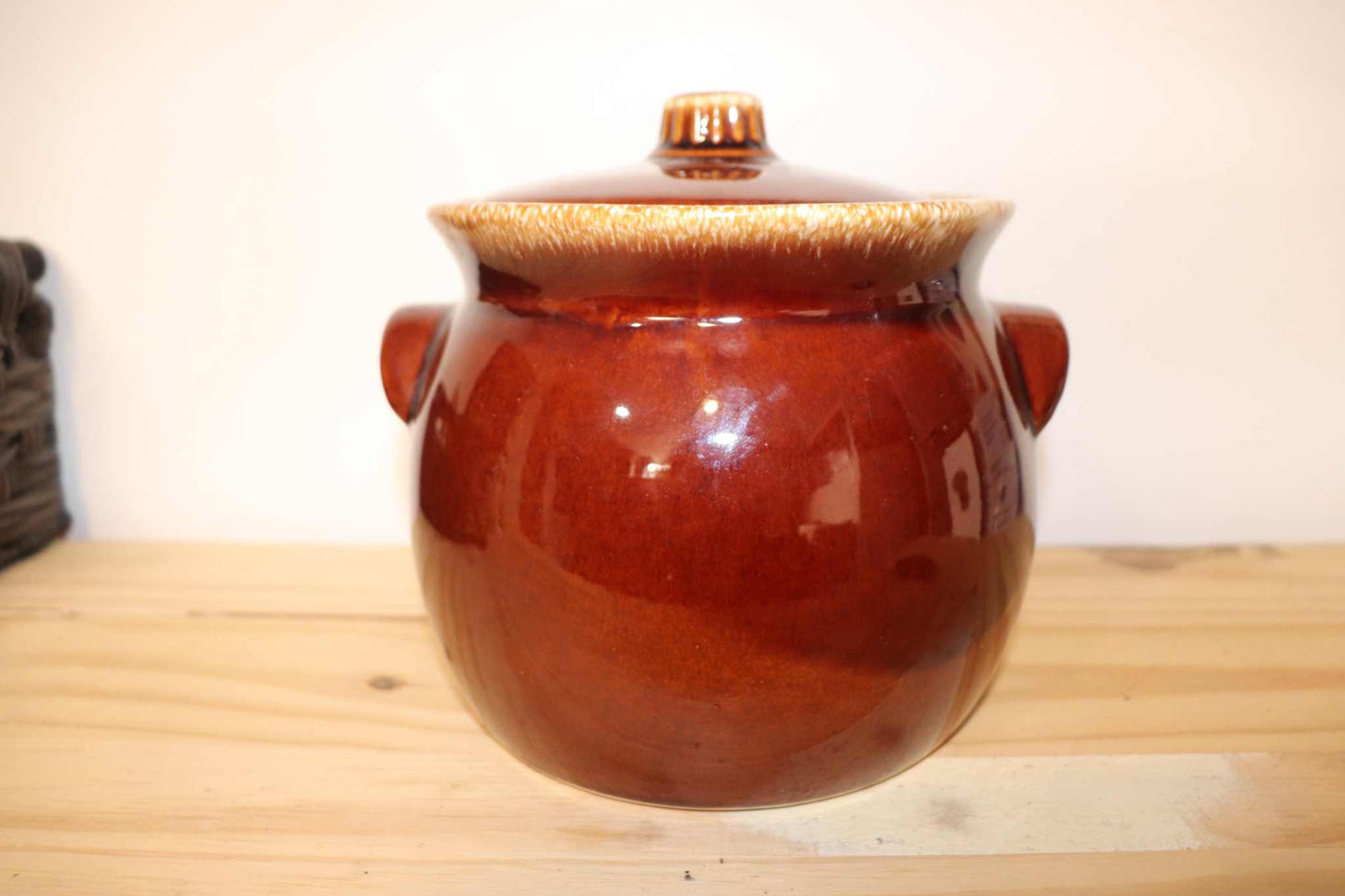 Hull Brown Drip Bean Pot with Lid from the 1970's in mint NOS condition.   Ceramic pottery, Made in USA, oven proof.   This is a solid piece of cookware, nostagic