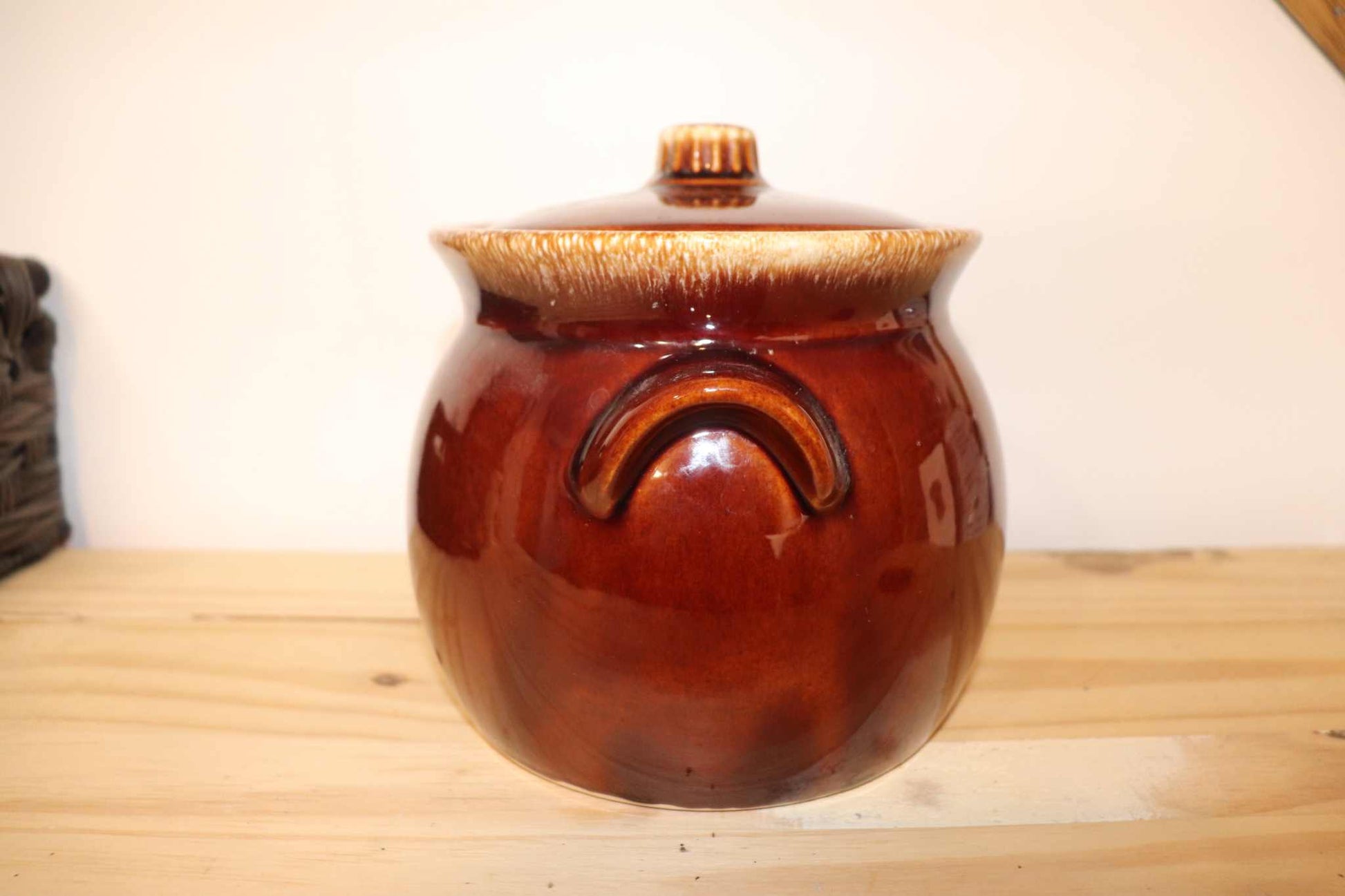 Hull Brown Drip Bean Pot with Lid from the 1970's in mint NOS condition.   Ceramic pottery, Made in USA, oven proof.   This is a solid piece of cookware, nostagic