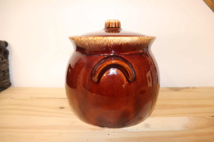 Hull Brown Drip Bean Pot with Lid from the 1970's in mint NOS condition.   Ceramic pottery, Made in USA, oven proof.   This is a solid piece of cookware, nostagic