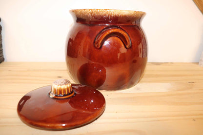 Hull Brown Drip Bean Pot with Lid from the 1970's in mint NOS condition.   Ceramic pottery, Made in USA, oven proof.   This is a solid piece of cookware, nostagic